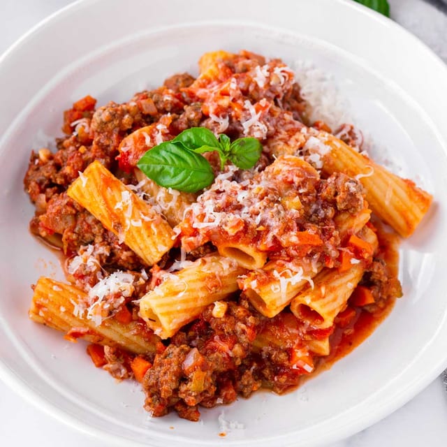 L - Pasta Bolognese.